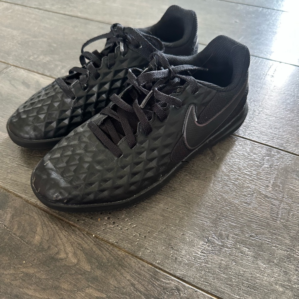Kids Nike Tempo Indoor Soccer Shoes, size 2.5